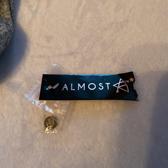 Cute Almost Famous NWT Gray Top Size Small - Picture 8 of 9